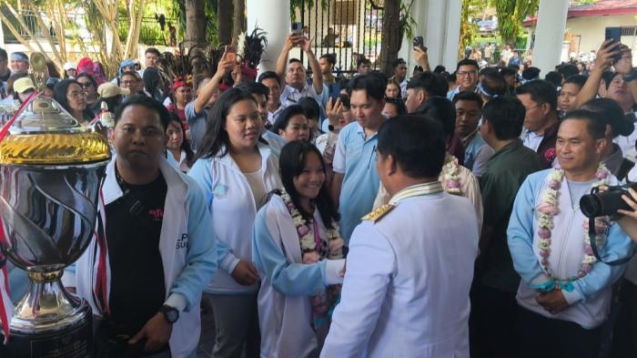 APRESIASI - Gubernur Sulawesi Utara, Yulius Selvanus Komaling (YSK), menyampaikan apresiasi setinggi-tingginya kepada seluruh kontingen Lembaga Pengembangan Pesparawi Daerah (LPPD) Sulawesi Utara. Setelah sukses mengharumkan nama daerah dengan meraih gelar Juara Umum Pesparawi Nasional XIV di Papua.