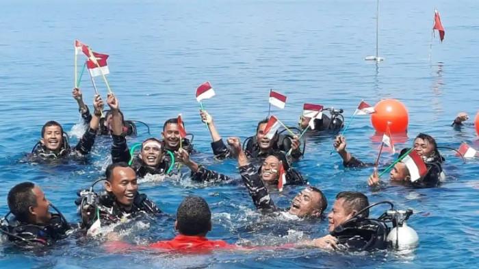 Para panggota TNI Angkatan Laut (AL) usai melakukan prosesi pengibaran bendera