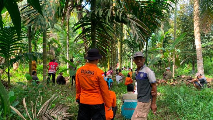 PENCARIAN ORANG HILANG- Petugas gabungan bersama masyarakat melakukan pencarian terhadap seorang warga yang hilang di kawasan Hutan sekitar Desa Mara, Kecamatan Sipora Selatan, Kabupaten Kepulauan Mentawai, Rabu (1/7/2026).