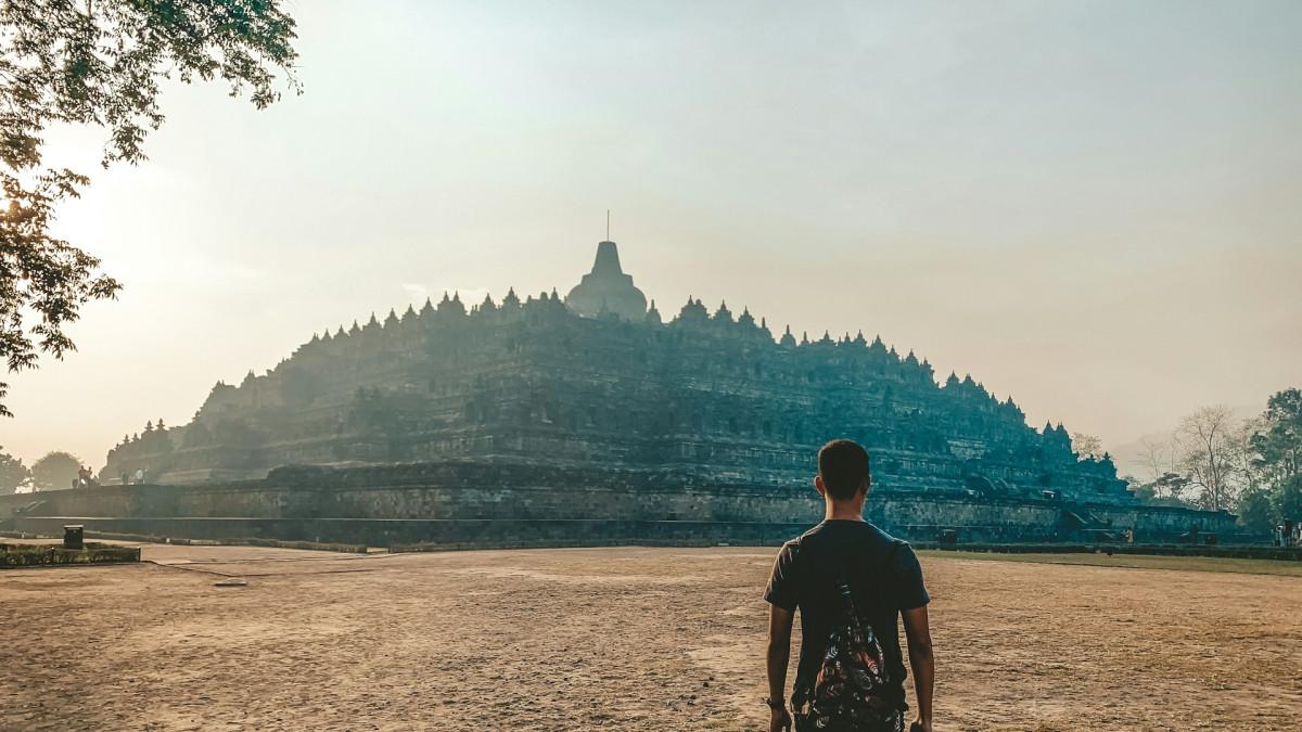 Candi Borobudur, satu tempat wisata terbaik di Magelang, Jawa Tengah bareng rombongan.
