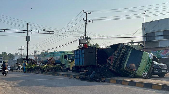 KECELAKAAN-Truk bermuatan batu bara terbalik di Simpang Paal 10, Kota Jambi,Selasa (30/6/2026) malam. Peristiwa ini menyebabkan arus lalu lintas tersendat saat proses evakuasi berlangsung.