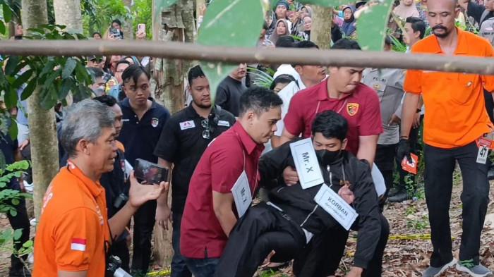 REKA ADEGAN PEMBUNUHAN - Polisi gelar rekonstruksi kasus pembunuhan yang menewaskan Brigadir Esco, Senin (29/9/2025). Dalam reka adegan Mr X muncul sebagai sosok misterius di kasus tewasnya Brigadir Esco dengan tersangka sang istri Briptu Rizka Sintiyani.
