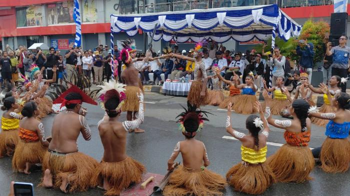 FBMW 2026 - Peserta Parade Wor dan Suling Tambur dalam rangkaian Festival Biak Munara Wampasi (FBMW) 2026 saat melintasi sepanjang jalan Imam Bonjol, Biak Numfor, Rabu (1/7/2026)