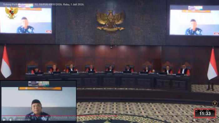 SIDANG MBG – Pelaksana Tugas Kepala SD Negeri 2 Wargomulyo, Pringsewu, Lampung, Suaidi, memberikan keterangan secara daring dalam sidang uji materi anggaran Makan Bergizi Gratis (MBG) di Mahkamah Konstitusi (MK), Jakarta, Rabu (1/7/2026). Ia menyatakan kehadiran siswa di sekolahnya naik dari 90 persen menjadi 97 persen sejak program MBG diterapkan.