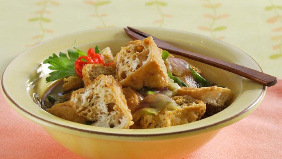 TAHU GEJROT CIREBON - Inilah cara mudah membuat Tahu Gejrot, makanan khas  Cirebon, Jawa Barat, kuncinya kuahnya harus pas, taburi bawang goreng sebagai pelengkap