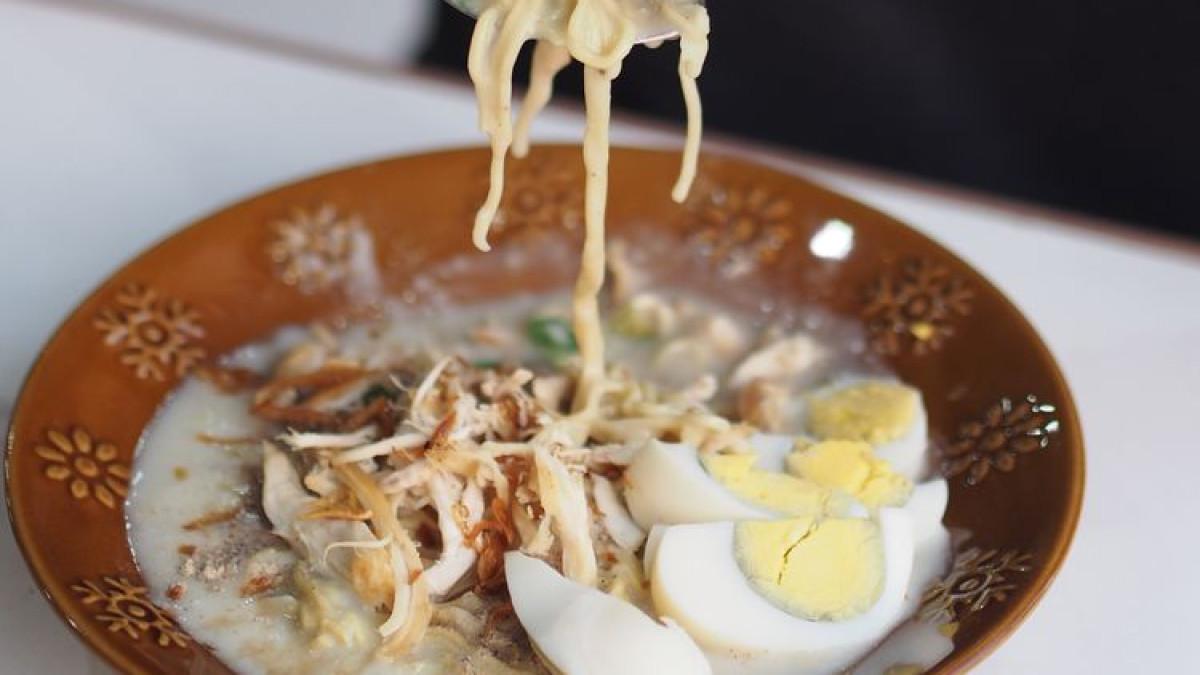 MIE KOCLOK CIREBON - Hidangan mi rebus khas Cirebon yang disiram dengan kuah kaldu ayam kental gurih berbasis santan dan tepung tapioka/beras
