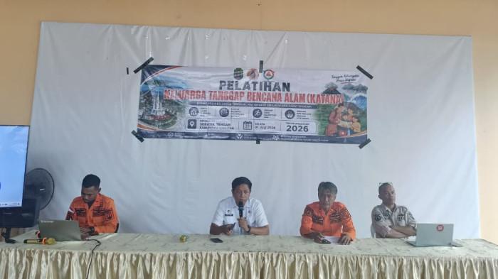 TANGGUH BENCANA - Peserta yang terdiri dari pengurus Desa Tangguh Bencana (Destana), pemerintah desa, dan perwakilan masyarakat mengikuti Pelatihan Keluarga Tangguh Bencana yang digelar BPBD Kabupaten Nunukan bersama Pemerintah Kecamatan Sebatik Tengah di Aula Kantor Kecamatan Sebatik Tengah, Rabu (1/7/2026). Pelatihan ini bertujuan meningkatkan kesiapsiagaan masyarakat dalam menghadapi berbagai potensi bencana dengan keluarga sebagai garda terdepan.