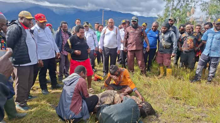 WARGA SIPIL TEWAS - Bupati Intan Jaya, Aner Maisini, Wakil Bupati Intan Jaya, Elias Igapa, Tim penanganan Konflik, bersama masyarakat saat mengevakuasi jenazah Okto Tigau di belakang Pos Habema.