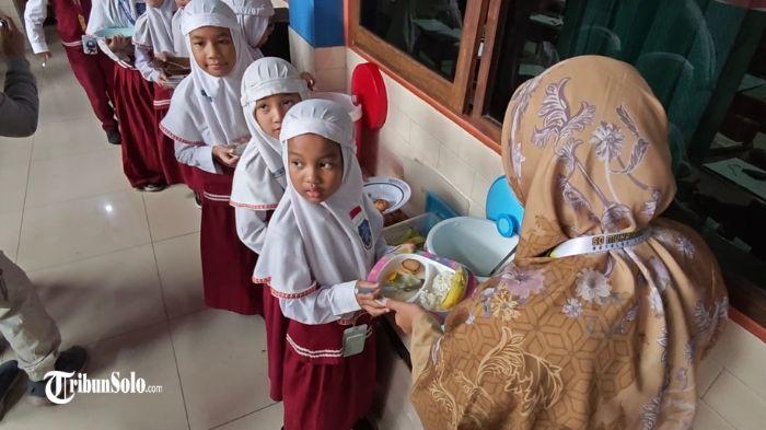MBG DI SOLO - Ilustrasi program Makan Bergizi Gratis di Solo, beberapa waktu lalu. Pakar Ekonomi Pembangunan UNS mengkritik kebijakan Program Makan Bergizi Gratis (MBG) yang dinilai masih berorientasi jangka pendek sehingga berdampak luas saat dihentikan.