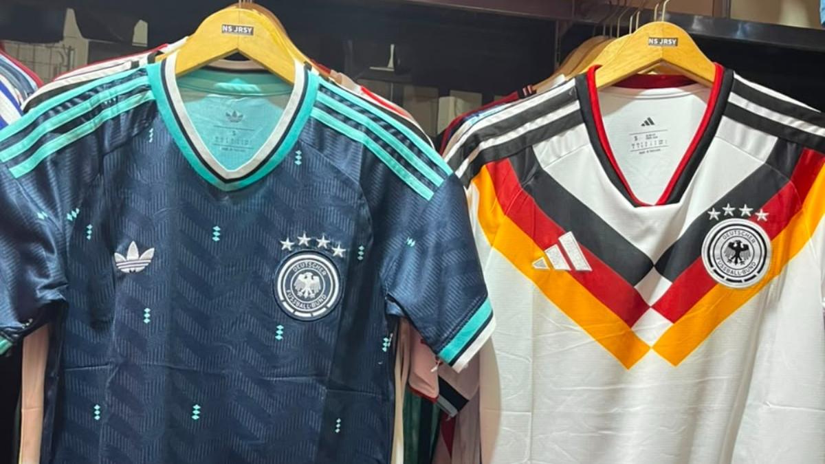 SAMBUT PESTA BOLA - Nofi Setiawan penjual jersey negara yang berlaga di Piala Dunia 2026 sedang memamerkan barang dagangannya di Mojosongo, Solo, Rabu (10/6/2026).