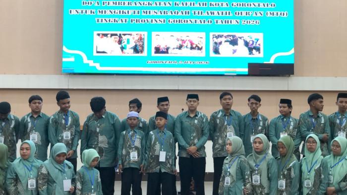 PELEPASAN KAFILAH  - Wakil Wali Kota Gorontalo Indra Gobel berfoto bersama 46 anggota Kafilah Kota Gorontalo usai doa pemberangkatan di Bele Li Yadia (BLY), Kamis (2/7/2026). Kafilah tersebut akan mewakili Kota Gorontalo pada MTQ tingkat Provinsi Gorontalo dengan target mempertahankan gelar juara umum.