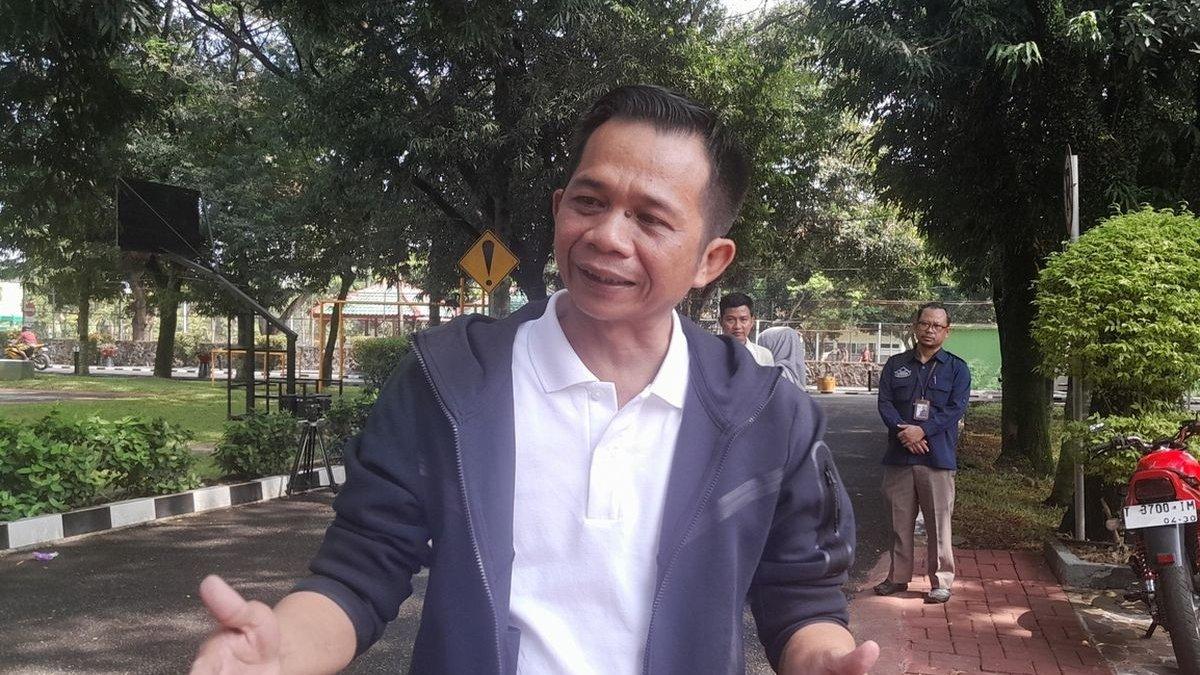 BARAK MILITER - Bupati Purwakarta Saepul Bahri Binzein atau Om Zein saat menengok siswa yang mengikuti penguatan karakter di Resimen Artileri Medan 1 Sthira Yudha, Batalyon Artileri Medan 9, Purwakarta, Jawa Barat, Sabtu (3/5/2025).