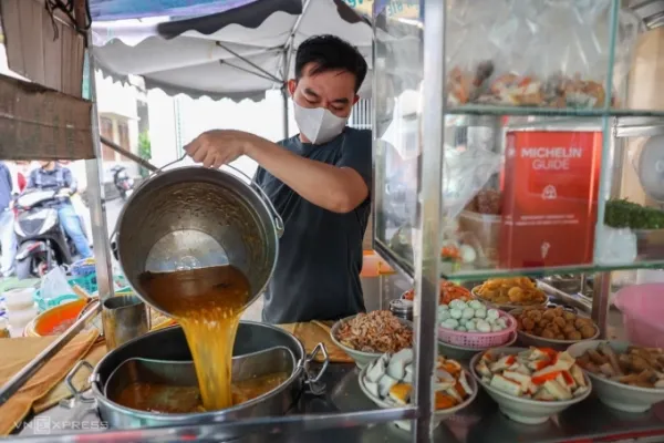 The banh noodle shop in the alley in Ho Chi Minh City was honored by Michelin. Photo: Tran Quynh