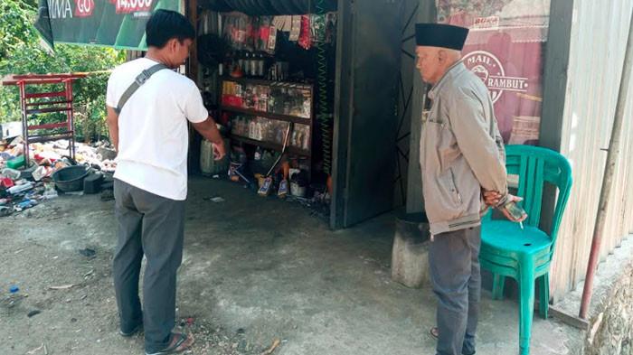 OLAH TKP - Suasana di bengkel motor yang menjadi lokasi carok atau pertikaian dua orang lansia dengan menggunakan senjata tajam (sajam) di Desa Nyeloh, Kecamatan Kedungdung, Kabupaten Sampang, Madura, Rabu (1/7/2026). Keduanya mengalami luka-luka dan dirawat di rumah sakit yang berbeda.