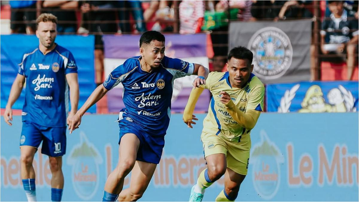 Bek PSIM Yogyakarta, Reva Adi (tengah) pada pertandingan pekan 3 Super League 2025/2026 di Stadion Sultan Agung, Bantul, Minggu (24/8/2025). Terbaru, Bali United dikabarkan berminat mendatangkan bek kiri lokal, Reva Adi dalam bursa transfer musim 2026-2027, Rabu (1/7/2026).