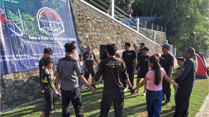 SERU - Kegiatan seru di acara PCX Bikers Playland berupa senam pagi dan berbagai permainan kolaboratif yang dirancang untuk mempererat kerja sama antara ayah dan anak.