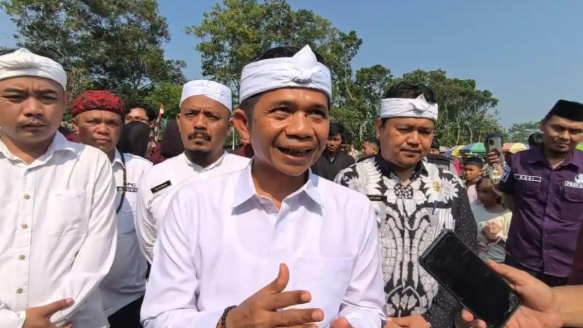 MINTA MAAF - Saepul Bahri Binzein atau Om Zein, saat menghadiri kegiatan pelayanan publik di Desa Karoya, Kecamatan Tegalwaru, Kabupaten Purwakarta. Saepul Bahri Binzein (Om Zein) minta maaf atas polemik lagu 'Lalaki Langit, Lalanang Bejat' yang dinilai menyinggung kaum perempuan.
