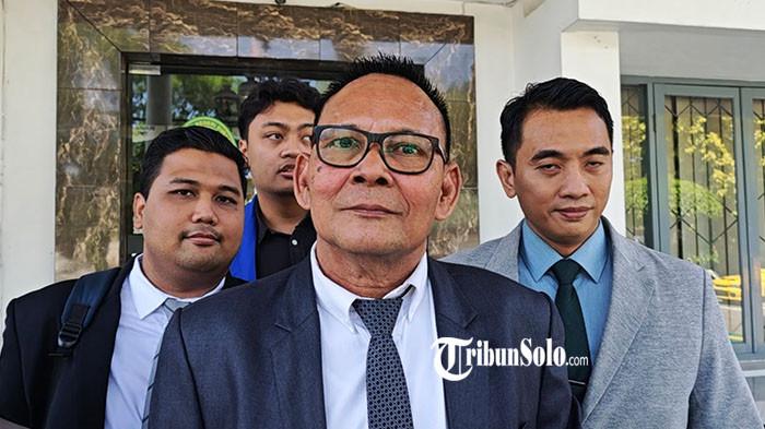 DEADLOCK - Kuasa Hukum Presiden ke-7 RI Jokowi selaku tergugat dalam sidang gugatan ijazah, YB Irpan saat ditemui di Pengadilan Negeri (PN) Solo, Jawa Tengah, Kamis (2/7/2026). Proses mediasi gugatan ijazah berakhir tanpa kesepakatan atau deadlock. Karena tidak tercapai perdamaian antara penggugat dan tergugat, persidangan kini berlanjut ke tahap pemeriksaan pokok perkara.