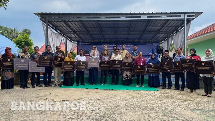 FOTO BERSAMA -- Perwakilan sekolah penerima bantuan berfoto bersama usai penyerahan simbolis Program Revitalisasi Satuan Pendidikan Tahun 2025 dan 2026 di SMP Negeri 9 Pangkalpinang, Kamis (2/7/2026).