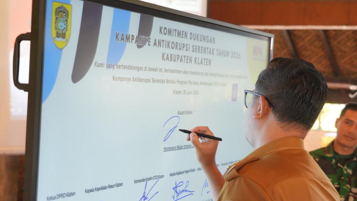 PARIWARA ANTIKORUPSI 2026 - Bupati Klaten Hamenang Wajar Ismoyo bersama Forkopimda dan pimpinan OPD menunjukkan komitmen mendukung Pariwara Antikorupsi 2026 di Kabupaten Klaten, Selasa (30/6/2026).