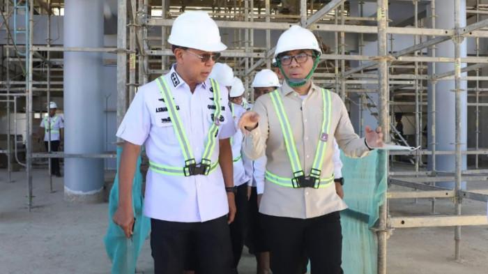SMA UNGGUL GARUDA - Menteri Pendidikan Tinggi, Sains, dan Teknologi (Mendiktisaintek) Brian Yuliarto. dan Gubernur Sulawesi Tenggara (Sultra) Andi Sumangerukka (ASR), berbincang saat meninjau pembangunan Sekolah Menengah Atas atau SMA Unggul Garuda di Desa Lebo Jaya, Kecamatan Konda, Kabupaten Konawe Selatan (Konsel), Provinsi Sulawesi Tenggara (Sultra), pada Rabu (01/06/2026). Pembangunan sekolah berasrama (boarding school) ini sudah memasuki tahap akhir dan ditargetkan rampung tahun ini.(Dok Pemprov Sultra)