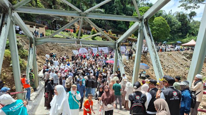 Proses peresmian Jembatan Enang-enang dipadati warga