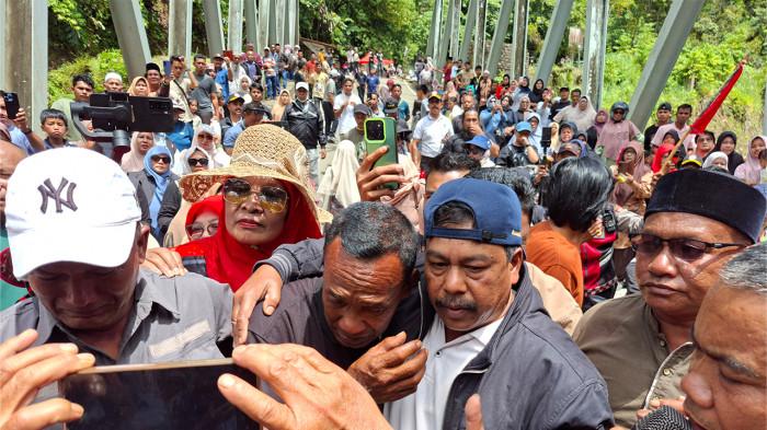 Sahrial Abadi tampak tak bisa menahan haru saat pemotongan pita