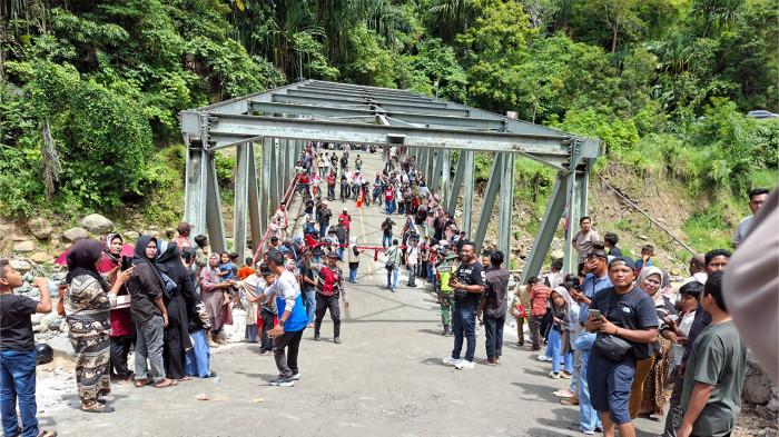Prosesi pemotongan pita peresmian Jembatan Enang-enang12