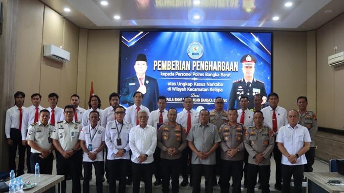 PENGHARGAAN PERSONEL — Kepala BNNP Babel, Brigjen Pol. Eko Kristianto saat memberikan penghargaan kepada sejumlah personel Polres Bangka Barat atas pengungkapan kasus peredaran narkoba jenis sabu dengan BB 1 kilogram, Kamis (2/7/2026).