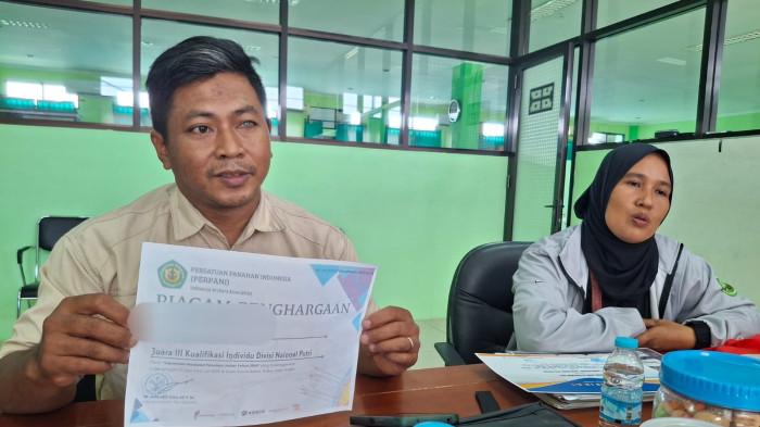SOROTI -Pelatih panahan di Tarakan, Andriyanto yang tergabung dalam club Master Archery Tarakan soroti dugaan dokumen berupa piagam penghargaan diindikasi palsu turut dilampirkan oknun calon pendaftar di SPMB SMKN 1 Tarakan.