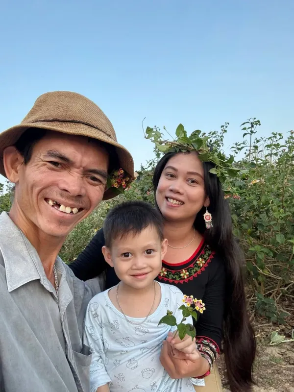 So Y Tiet with his wife and son. Photo: Provided by family