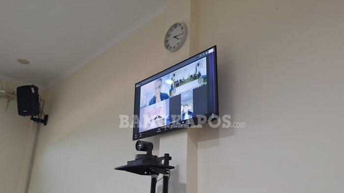 SIDANG -- Terdakwa Batara Harahap, JPU, penasihat hukum saat mengikuti sidang secara online atau daring diruang sidang III Pengadilan Negeri Sungailiat, Kabupaten Bangka, Kamis (2/7/2026).