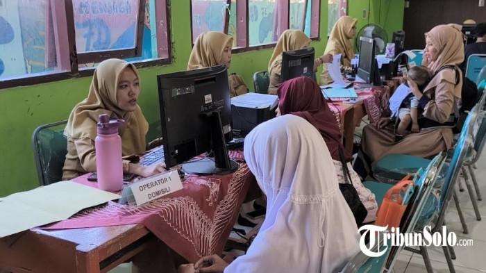 SPMB SMP DIMULAI - SPMB tingkat SMP dibuka secara online, calon siswa dan wali murid tetap datangi sekolah di SMPN 1 Kalikotes, di Kecamatan Kalikotes, Kabupaten Klaten.
