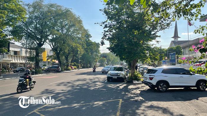 PARKIR PROGRESIF DIPERSOALKAN - Lokasi parkir di jalan Slamet Riyadi, Gendengan, Kota Solo, Jawa Tengah, yang sempat dikeluhkan warga karena menggunakan tarif progresif pada Kamis (2/7/2026). Juru parkir buka suara karena lokasi itu hanya cukup menampung 6 kendaraan, namun mobil yang parkir bisa sampai berjam-jam.