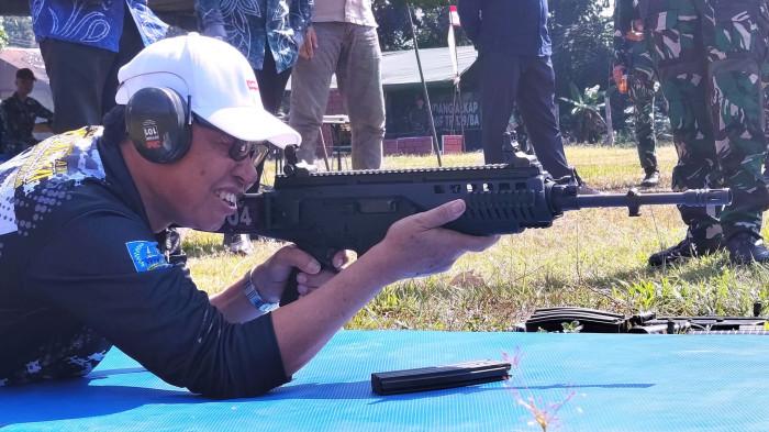 Latihan - Wabup Suriani melakukan latihan tembak.