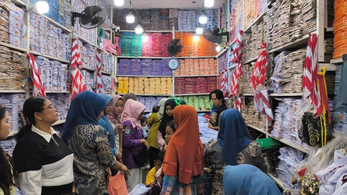 PENJUALAN SERAGAM SEKOLAH- Penampakan masyarakat yang memadati kedai milik pedagang di bangunan Fase 2, Los 1, Pasar Raya Padang, Kamis (2/7/2026). Penjualan seragam sekolah mulai meningkat 40 persen jelang masuk sekolah.