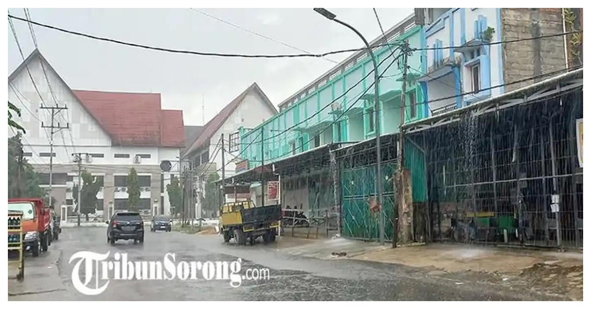 PRAKIRAAN CUACA - Hujan mengguyur Kota Sorong pada Selasa (13/7/2025). BMKG memprakirakan, Kota Sorong, Provinsi Papua Barat Daya, bakal diguyur hujan ringan pada Kamis (2/7/2026).