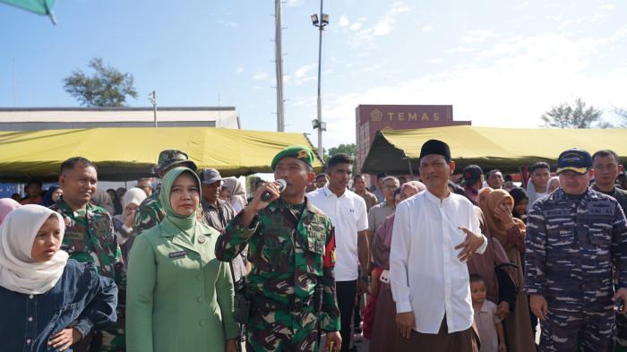 MEMBERIKAN PENGARAHAN KEPADA PRAJURIT