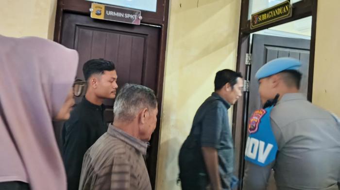 KASUS KEMATIAN GURU- Keluarga guru PPPK berinisial IPP (32) didampingi kuasa hukum mendatangi Subbagyanduan Propam Polda Sumbar di Padang, Kamis (2/7/2026). Mereka melaporkan seorang personel Polres Pesisir Selatan berinisial W karena menilai terdapat sejumlah kejanggalan dalam kematian korban yang ditemukan di mes personel Polres Pesisir Selatan.