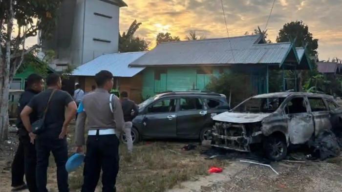 SISIR LOKASI KEJADIAN - Petugas kepolisian menyisir lokasi penggerebekan dugaan peredaran sabu di Desa Tumbang Kalemei, Kecamatan Katingan Tengah, Kalimantan Tengah, Kamis (2/7/2026). Operasi itu menewaskan Aipda Yudhi Perdana Putra, personel Satresnarkoba Polres Katingan, dan memicu reaksi Bupati Katingan Saiful.