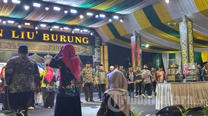 MTQ X KALTARA - Suasana pengumuman peringkat daerah dan penyerahan piala bergilir pada malam penutupan Musabaqah Tilawatil Qur'an (MTQ) ke-10 tingkat Provinsi Kalimantan Utara, di Kabupaten Malinau, Kamis (2/6/2026). Kabupaten Bulungan resmi dinobatkan sebagai juara umum dan berhak membawa pulang piala bergilir setelah meraih total poin tertinggi.