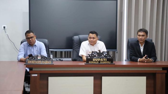 SURAT TUGAS - Bupati Minahasa Tenggara (Mitra) Ronald Kandoli menyerahkan langsung Surat Perintah Tugas (Sprint) kepada delapan pejabat yang ada di lingkup Kabupaten Mitra. Penyerahan sprint ini dilaksanakan pada Rabu 1 Juli 2026 di kantor Bupati Mitra.
