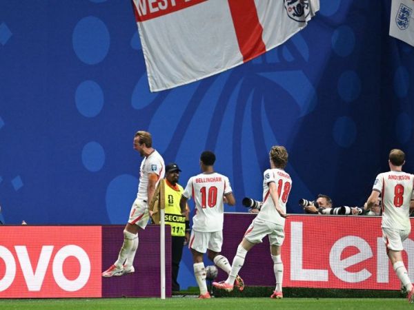 Harry Kane (kiri) merayakan gol pertamanya dalam pertandingan babak 32 besar Piala Dunia 2026 antara Timnas Inggris dan Republik Demokratik Kongo di Stadion Atlanta (1/7/2026).