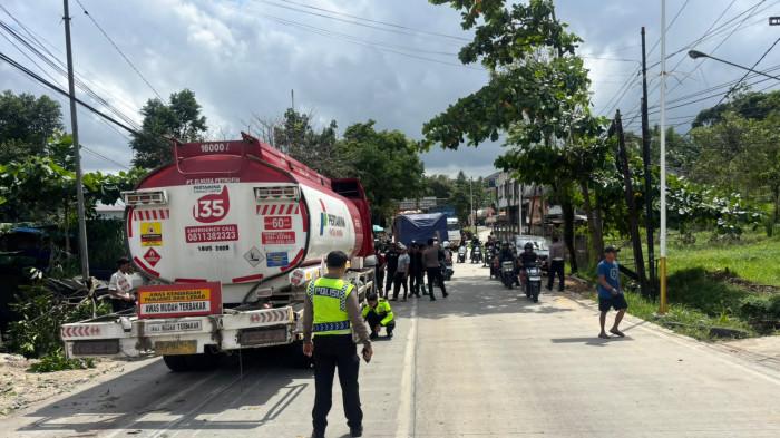 KECELAKAAN KARIANGAU BALIKPAPAN– Truk tangki angkutan BBM diduga mengalami rem blong hingga melaju liar di Jalan Projakal, Balikpapan, Kamis (2/7/2026). Insiden tersebut menyebabkan satu penumpang sepeda motor meninggal dunia. (HO/SATLANTAS POLRESTA BALIKPAPAN)