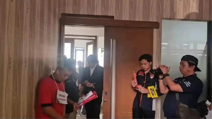 REKONSTRUKSI - Pelaku penganiayaan dan penyekapan Taufik Hidayat menjalani rekonstruksi di Polda Jabar, Kamis (2/7/2026). Pelaku memeragakan 21 adegan penganiayaan terhadap YTR.