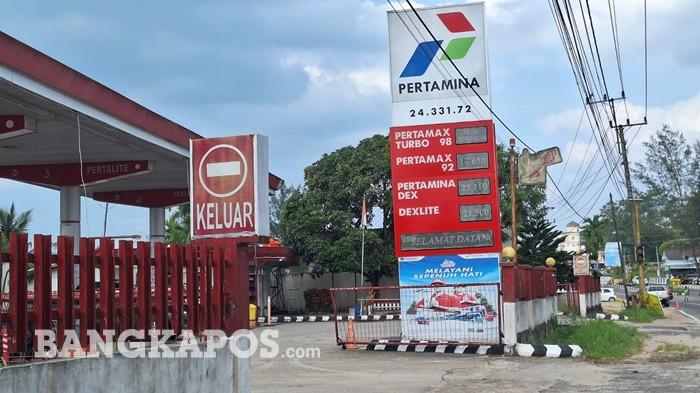 Situasi antrean dan layar penunjuk harga yang ada di SPBU 24.331.73, Kelurahan Berok, Kecamatan Koba, pada Rabu (10/6/2026) sore.