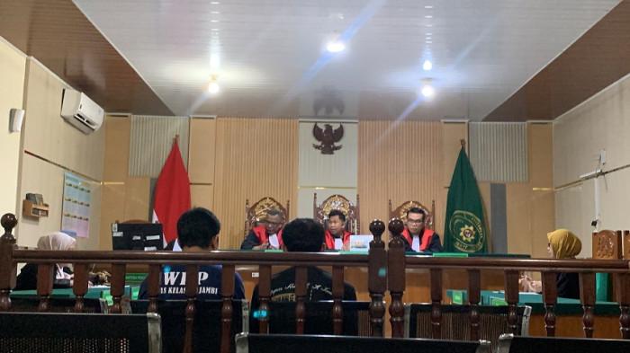 VONIS SEUMUR HIDUP - Dua kurir sabu 58 kilogram, Agit Putra Ramadhan dan Juniardo, yang menjadi terdakwa perkara narkotika dijatuhkan vonis seumur hidup oleh Majelis Hakim Pengadilan Negeri Jambi, Kamis (2/7/2026).