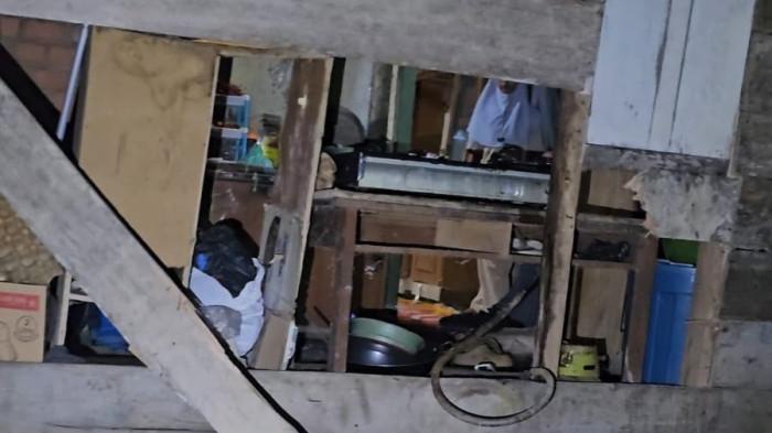 BERUANG-Seekor beruang diduga membobol dapur rumah warga di Desa Sanggaran Agung, Kerinci, sehingga memicu keresahan masyarakat.