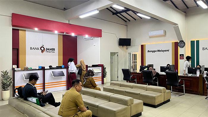 Suasana di meja antrean Bank Jambi, Selasa (28/04/2026). Beredar kabar pelaku peretasan sistem layanan Bank Jmabi sudah ditangkap