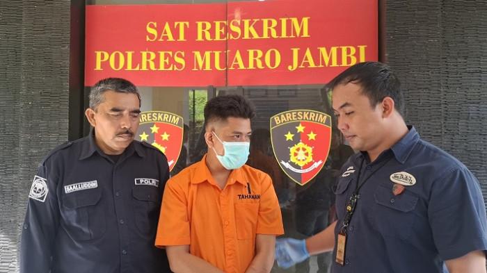 PERKARA PEMBUNUHAN - Andrianto Saputra (baju oranye) saat dihadapkan polisi setelah menjadi tersangka pembunuhan beberapa waktu lalu. Kini, terdakwa pembunuhan sopir truk batu bara di Desa Kunangan, Kecamatan Taman Rajo, Kabupaten Muaro Jambi, dituntut 7 tahun penjara, Kamis (2/7/2026).
